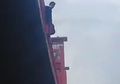 Diduga Hendak Melompat dari Jembatan Ampera, Pria Ini Bergelantungan dan Bikin Heboh Warga