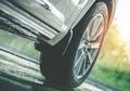 Waspada Lubang Tersembunyi Saat Hujan, Begini Cara Tepat Mengemudi agar Selamat dan Mobil Sehat