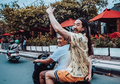 Di Bali, Steve Aoki Naik Ojek Online dan Kibarkan Bendera Indonesia!