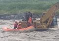 Detik-Detik Menegangkan Proses Penyelamatan Mekanik Eskavator yang Terjebak di Tengah Sungai yang Meluap