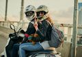 Aturan Jadi Pembonceng: Dilarang Pegang Behel Motor, Lebih Baik Pegang Pinggang!