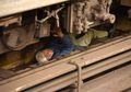 Dramatis, Kakek 68 Tahun Ini Lolos dari Maut Setelah Tergelincir ke Rel sementara Kereta Api Melaju di Atasnya