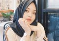 Tampil Fresh & Flawless Ala Anak Komedian Sule, Putri Delina dengan 6 Lipstik Peach Ini!