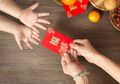 Imlek 2019: Tradisi dan Aturan Pemberian Angpao, Jomblo Berumur Masih Boleh Ikut Ngantri kok!