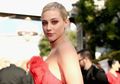 Lili Reinhart Tampil di Golden Globe Awards Tanpa Kekasihnya, Cole Sprouse. Ada Apa?