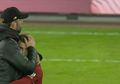 Kocak! Detik-detik Xherdan Shaqiri 'Lenyap' dalam Pelukan Pelatih Liverpool