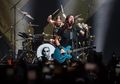 Dave Grohl Lagi-Lagi Jatuh dari Panggung, Untung Kali Ini Aman!