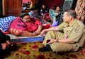 Jebol Dinding Rumah Hingga Diangkat Belasan Orang, Berikut Detik-detik Menegangkan Proses Evakuasi Titi Wati dari Dalam Kontrakan