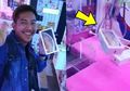 Pria Asal Lampung Dapat iPhone X dari Mesin Penangkap Hadiah, Saat Dibuka Isinya Bikin Melongo!