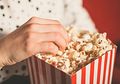 Jangan Nyemil Pop Corn Sebelum 'Bermain' di Ranjang! Alasannya Bikin Tercengang!