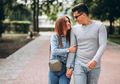 Pasangan Sering Menyentuh? Jangan Risih Moms, Itu Tanda Bahasa Cinta