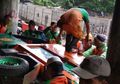 Sampah di Kolong Tol Ir Wiyoto Wiyono Sulit Dibersihkan, Satu Gerobak Motor Petugas Sempat Terbalik