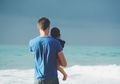 Jangan Mengomel, Moms! Cara Ayah Mengasuh Bayi Pun ada Manfaat yang Bisa Ditiru