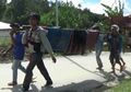 Miris, Warga Desa Taupe Gunakan Tandu Untuk Mengantar Orang Lumpuh Berobat di Kota dan Berjalan Sejauh 6 Kilometer