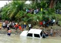 Mobil Tumpangi Rakit di Sungai Wampu Sumatera Utara, Gasnya Terinjak Hingga Sekeluarga Hanyut Terbawa Arus