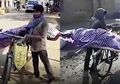 Remaja 17 Tahun Bawa Sendiri Mayat Ibunya ke Kuburan dengan Sepeda, Tak Ada Tetangga yang Mau Membantunya