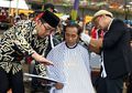 Foto-foto Aksi Tukang Cukur Langganan Jokowi Saat Pangkas Massal