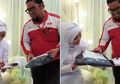 Kocak, Kurir Ini Tiba-tiba Datang ke Pernikahan dan Memberikan Paket serta Minta Tanda Tangan Pengantin!