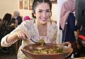 Gelas di Restoran Ussy Sulistiawati Kena Protes Pelanggan, “Ya Allah, kok, Sejorok Ini?,”