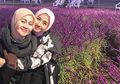 Laudya Bella Pasang Foto Candid Ibunya Sedang Makan, Kulit Mulus Bak ABG-nya Bikin Salah Fokus