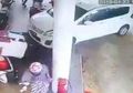 Menegangkan! Video Mobil Ertiga Melaju Kencang Hingga Menabrak dan Robohkan Dispenser SPBU di Ambon