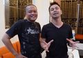 Jadi Spot Favorit Sule di Rumah Mewahnya, Ini Harga Kursi di Teras Kolam Renang yang Nggak Sampai Rp5 Juta!
