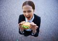 Ingin Lebih Bahagia dan Cantik? Stop Konsumsi Makanan Ini Yuk Moms