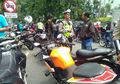 Takut Kena Razia, Pengemudi Ojol Ini Tabrak Seorang Polisi Hingga Jatuh Tersungkur