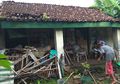 Hidupnya Tidak ingin Menyusahkan, Mbah Sadikun Rela Tinggal di Rumah yang Sudah Tak Layak Ini!