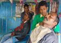 Dua Gadis Menyamar Menjadi Pria dan Tukang Pangkas Rambut Selama 4 Tahun, Alasan Dibaliknya Bikin Nangis