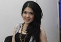 Tiru 6 Outfit Merah ala Tina Toon yang Modis Dipakai untuk Imlek!