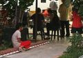 Viral, Pembantu Duduk Menunggui Majikannya yang Sedang Makan di Restoran: Diperlakukan Seperti Hewan