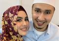 Jauh-Jauh ke Amerika, Begini Gaya Suami Kartika Putri Saat Makan di Pinggir Jalan