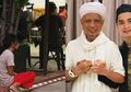 Lihat Foto Viral Pembantu Duduk Di Luar Restoran, Putra Ustaz Arifin Ilham : ‘Biadab’