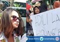 Bela Vanessa Angel, Emak-emak Demo Polda Jatim Tuntut Polisi Tangkap Juga Pria Pengguna Prostitusi Online