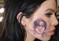 Viral, Tattoo Harry Styles di Wajah Penyanyi Kelsey Karter Jadi Omongan!