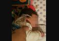 Tega Lakukan Penyiksaan, Perempuan Ini Siram Air ke Wajah Bayi yang Tertidur Pulas dan Direkam!