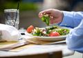 Mau Turunkan Berat Badan Tanpa Lewatkan Makan Siang? Coba Ikuti Cara Ini!
