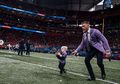 Kompak dengan Sang Putra, Conor McGregor Jadi Perhatian di Final Super Bowl 2019