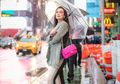 Wow! Begini Gaya Luna Maya Saat Tenteng Tas Mewah Harga Puluhan Juta Rupiah