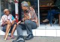 Viral! Gubernur Jawa tengah Ganjar Pranowo, Duduk Depan Warung Makan Bersama Pengemis