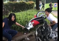 Viral: Ditilang Polisi, Cowok Ini Malah Ngamuk dan Hancurkan Motornya