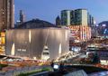 Bilah Alumunium Melengkung dengan Pola Bergelombang Ini Membungkus Gedung Opera Tradisional di Hongkong