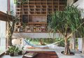 Interior Brutalist Tropical Home in Bali dengan Kaca Penuh, Mungkinkan Banyak Cahaya Masuk