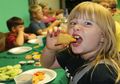 Waspada, 5 Makanan Berbahaya Ini Ternyata Sering Kita Berikan Kepada Anak-anak