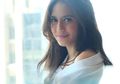 4 Gaya Fashion Pevita Pearce dengan High Top Sneakers Putih. Keren!