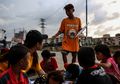 Duh, Ternyata di Pinggir Beton Jakarta Ada Sekolah Sukarela yang Bikin Kita Trenyuh. Lihat Fotonya Yuk