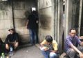 Hanya dengan Berjualan Nasi Lewat Lubang Tembok, Damiah Mampu Hasilkan 3 Juta Rupiah Setiap Harinya