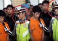 Adi Saputra Menangis Minta Maaf, Warga Net Malah Salah Fokus dengan Polisi Ganteng di Sebelahnya!
