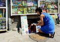 Mirip Penjual Nasi Lewat Lubang di SCBD, Toko Kelontong Ini Tingginya Cuma Selutut!